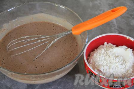 Перемешать шоколадную смесь.