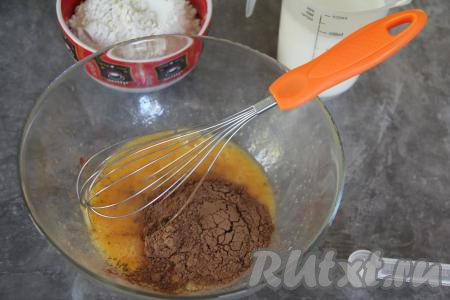 Всыпать какао и тщательно перемешать.