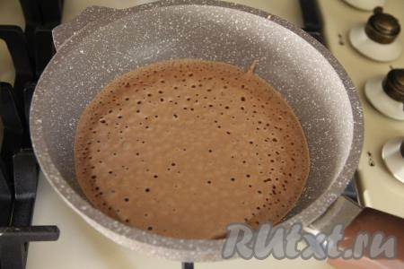 Сковороду (я готовила на сковородке диаметром 18 сантиметров) хорошо разогреть, если нужно, смажьте её немного маслом, уменьшить огонь до среднего. Влить половник шоколадного теста, равномерно распределяя его по дну сковороды.