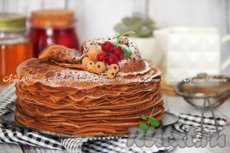 Выпекать блин с двух сторон до подрумянивания, затем переложить на тарелку. Постепенно пожарить все тонкие, аппетитные, эластичные шоколадные блины, замешанные на кефире (у меня получилось 23 штуки). В процессе жарки периодически перемешиваем тесто. К столу эти вкусные блинчики подаём с джемом, мёдом или вареньем.&nbsp;