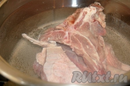 Поставить вариться говяжью косточку. После закипания снять пену и варить 1,5 часа.