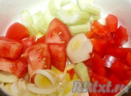 Затем добавить порезанные сельдерей, лук порей, помидоры и сладкий перец, лавровый лист и перец горошком. Посолить. Варить овощной суп с мясом еще 10 минут после закипания. После окончания варки лавровый лист выкинуть.
