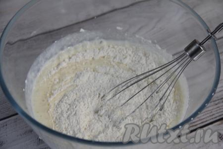 В кефирно-яичную смесь всыпать муку.&nbsp;