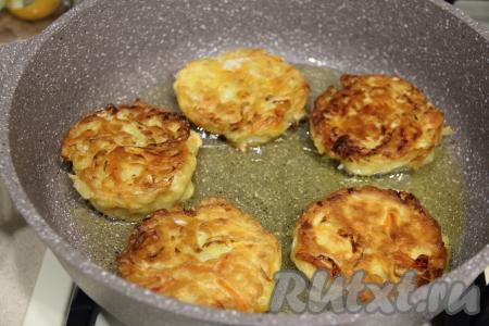 Жарить ленивые пирожки с капустой с двух сторон до золотистого цвета на среднем огне.