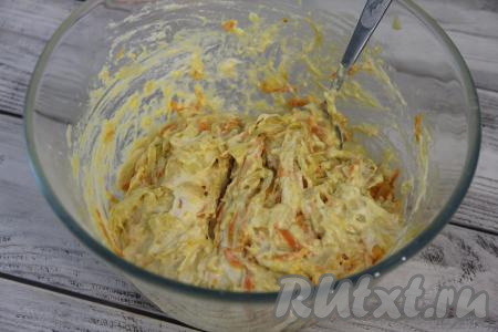 Перемешать тесто с начинкой с помощью столовой ложки.