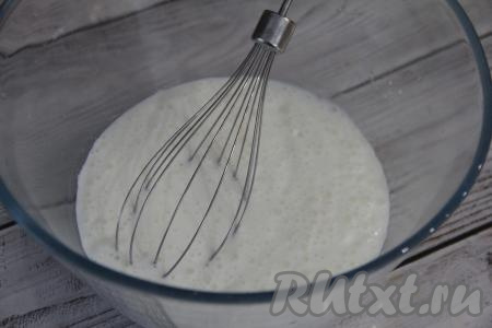 Пока начинка остывает, замесим тесто, для этого нужно влить кефир в глубокую миску, всыпать соду, перемешать и оставить на 3-4 минуты (за это время сода полностью погасится в кефире, поверхность кефира покроется пузырьками).&nbsp;