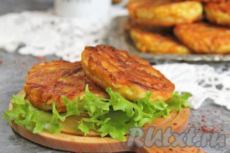 Готовые ленивые жареные пирожки переложить со сковороды на тарелку. Постепенно пожарить все пирожки с капустой (у меня получилось 18 штук), не забывая периодически перемешивать тесто, замешанное на кефире. Уверена, эти нежные, аппетитные пирожки порадуют вас своим вкусом!