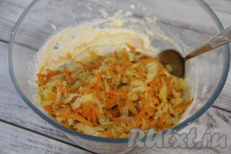 В миску с получившимся тестом добавить остывшую капустную начинку.