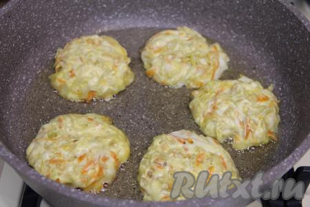 В сковороду влить растительное масло, хорошо разогреть. Выкладывать на разогревшуюся сковороду по одной столовой ложке теста, формируя круглые пирожки.&nbsp;