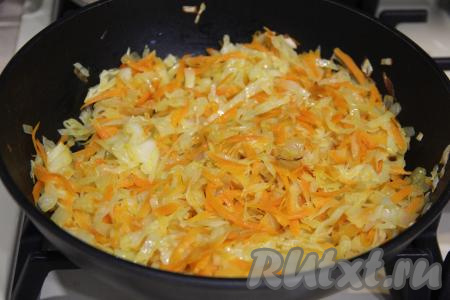 Обжаривать овощи, периодически помешивая, минут 15-20 (до мягкости капусты). За несколько минут до окончания жарки посолить по вкусу, тщательно перемешать. Когда капуста станет мягкой, снять начинку для ленивых пирожков с огня и слегка остудить.&nbsp;