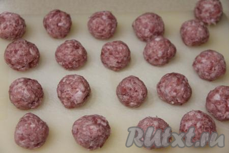 Фарш немного посолить, перемешать и сформировать из него круглые фрикадельки размером с грецкий орех. 