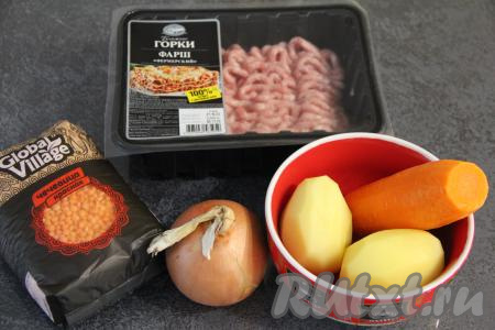 Подготовить продукты для приготовления супа с красной чечевицей и фрикадельками. Почистить картофель, лук и морковь. Очищенную картошку, чтобы не почернела, полностью залить водой. В этот раз для этого супа я взяла покупной фарш, но можно сделать фарш и в домашних условиях, пропустив через мясорубку кусочки мяса (например, говядину, свинину или курицу).