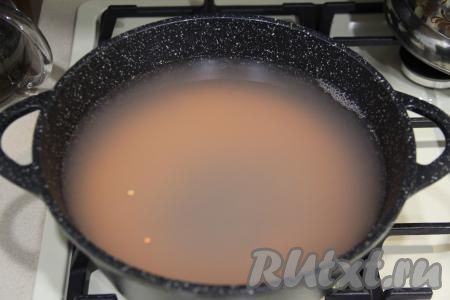 Чечевицу выложить в сито, промыть проточной водой. В кастрюлю всыпать чечевицу, влить 2 литра воды, поставить на огонь, довести до кипения, а затем&nbsp; варить 15 минут на небольшом огне.