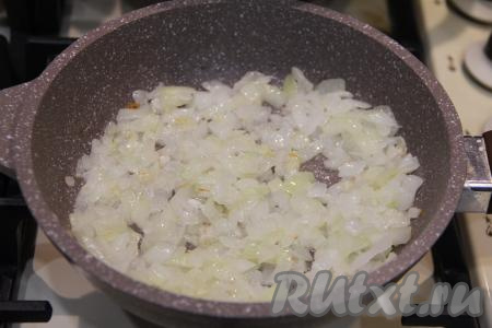 Пока варится чечевичный суп с фрикадельками, обжарим овощи. Для этого в сковороду нужно влить растительное масло, дать ему прогреться и выложить нарезанный лук, уменьшить огонь до среднего. Обжарить лук до прозрачности (в течение 3-4 минут), периодически помешивая.