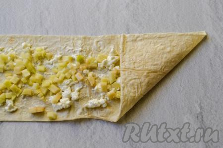 Начните складывать полоску лаваша треугольником, как на фото.