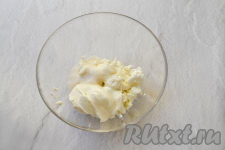 В миску положите творог, добавьте сметану и сахар.