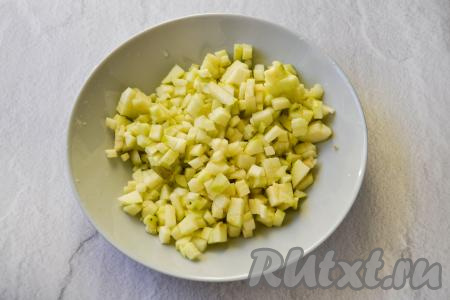 Яблоки вымойте, очистите от кожуры и семечек, затем нарежьте на мелкие кубики.