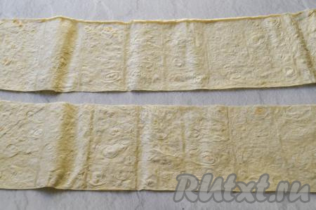 Тонкий лаваш разрежьте вдоль на 4 полоски шириной 6-7 сантиметров.
