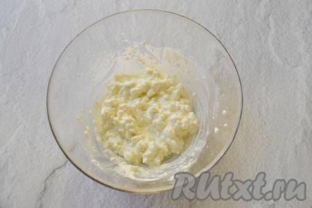 Вилкой разотрите творог со сметаной и сахаром до однородности. По желанию, для большей однородности, можете пробить творожно-сметанную массу блендером.