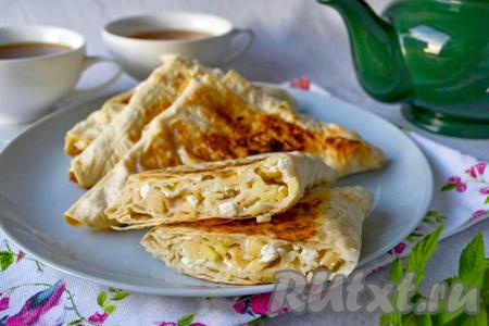 Вкусные, аппетитные треугольники из лаваша с начинкой из яблок и творога готовы к подаче. Они хороши и горячими, и полностью остывшими. А вот как они выглядят в разрезе.