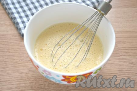 Молоко с яйцами перемешиваем венчиком так, чтобы получилась однородная смесь.