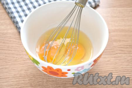 За это время приготовим основу для омлета. Для этого в небольшую миску разбиваем 2 крупных (или 3 мелких) яйца.
