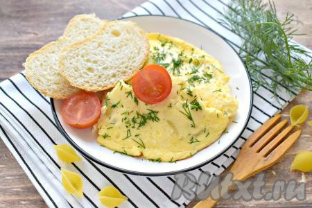 Омлет с макаронами на сковороде