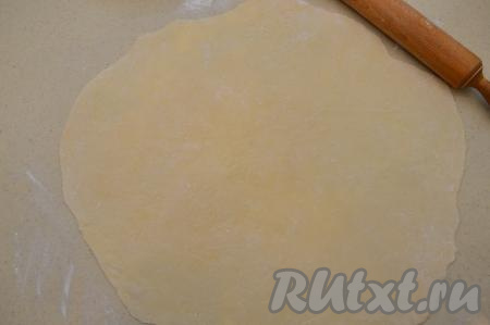 "Отдохнувшее" тесто на широком столе, немного припорошенном мукой, раскатать скалкой в тонкий круг или овал. Примерная толщина теста 2 миллиметра. Тесто очень удачное, оно хорошо раскатывается, не рвётся.