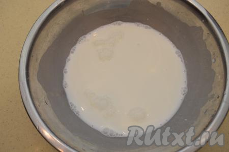 Теперь можно приготовить сметанный соус, для этого нужно смешать тёплую воду и сметану, добавить соль по вкусу. Если сметана кисловата, можно добавить щепотку сахара.