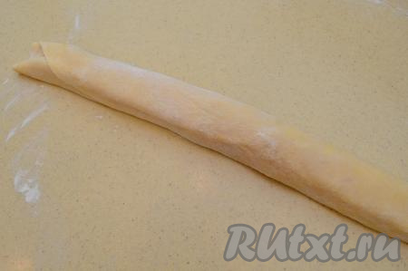 Можно немного растянуть рулет в длину, так как в середине он будет более толстеньким.