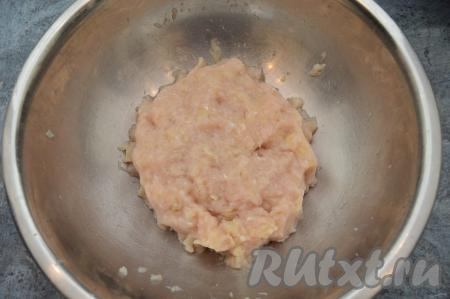 Пока тесто "отдыхает", нужно кусочки мяса и очищенный лук пропустить через мясорубку (или измельчить в измельчителе). При желании, часть лука можно пропустить через мясорубку, а часть - мелко нарезать. Моей семье очень нравится, когда в готовых ленивых пельменях слегка чувствуются частички лука - но это дело вкуса. Получившийся фарш посолить, приправить специями по вкусу.