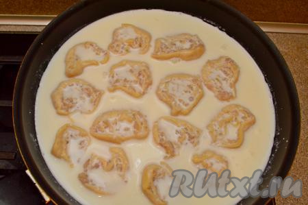 Сметанным соусом залить ленивые пельмени в сковороде. Соус должен практически полностью покрывать пельмени. Старайтесь, чтобы соус был и поверх пельменей, чтобы они хорошо пропитались и внутри, и снаружи.