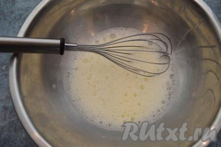 Прежде всего замесим тесто для ленивых пельменей, для этого в миску нужно вбить сырое яйцо, влить воду комнатной температуры, всыпать щедрую щепотку соли, тщательно взбить венчиком.