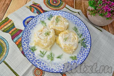 Очень вкусные, в меру сочные ленивые пельмени переложить со сковороды на тарелку, полить соусом из сметаны, в котором они тушились, и горячими подать к столу.