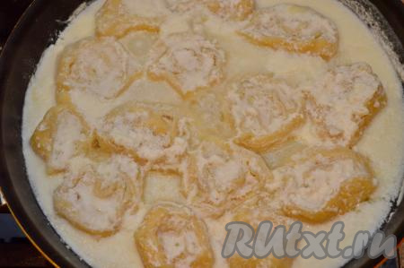 Поставить сковороду с пельменями на сильный огонь, довести соус до кипения, сделать огонь минимальным, накрыть сковороду крышкой. Готовить ленивые пельмени в сметане примерно 20-25 минут. За это время можно один или два раза полить сверху пельмени сметанным соусом.