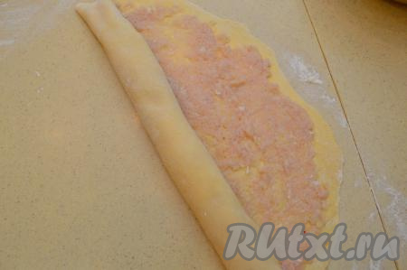 Свернуть тесто, смазанное фаршем, в рулет.