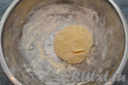 Постепенно начать всыпать оставшуюся муку, хорошо вмешивая её в тесто. Сначала тесто нужно перемешивать ложкой, а когда оно станет густым, нужно будет вымешивать его руками. Всыпая понемногу муку, учитывайте, что тесто должно получиться мягким, приятным в работе, не липнущим к ладоням. Как только добились такой консистенции теста, значит больше муку добавлять не нужно. При замесе теста всегда ориентируйтесь не на количество муки, а на желаемую консистенцию теста. Замешанное тесто скатать в ком и оставить в миске, прикрыв полотенцем, на 20-30 минут при комнатной температуре.