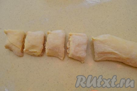 Нарезать рулет на части толщиной 3-4 сантиметра. Всего у меня получилось 14 заготовок ленивых пельменей.
