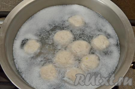 После закипания убрать всю пену, уменьшить огонь до минимума.