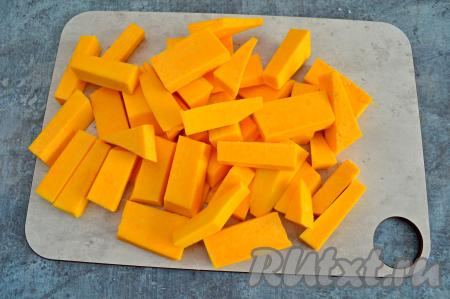 Минут за 5 до окончания варки фрикаделек, можно заняться овощами. 600 грамм тыквы, очищенной от кожуры, волокон и семян, нарезать на достаточно тонкие брусочки.