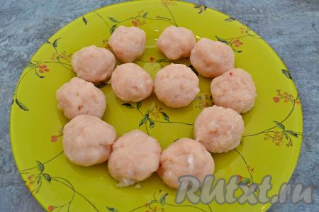 Перекрутить мясо и очищенный лук через мясорубку. Получившийся фарш посолить по вкусу. Из фарша влажными руками сформировать фрикадельки размером чуть меньше грецкого ореха. Всего у меня получилось 12 штук.