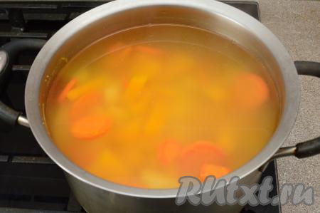 Дать бульону с овощами закипеть, посолить, уменьшить огонь до минимума и варить под крышкой в течение 20-25 минут (до мягкости всех овощей, то есть все овощи должны легко прокалываться вилкой). Продолжительность варки овощей зависит от величины нарезки и сорта овощей.