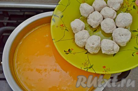 В тыквенный суп-пюре выложить фрикадельки, довести суп до кипения, периодически помешивая, и выключить огонь.