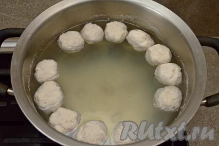Накрыть кастрюлю крышкой и варить фрикадельки 10-15 минут.