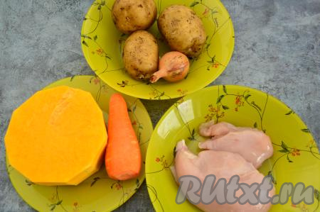 Подготовить продукты для приготовления тыквенного супа-пюре с фрикадельками. Мясо для фрикаделек можно взять любое, я взяла куриное филе. Вымыть, обсушить мясо.