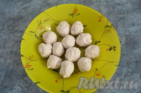 Фрикадельки достать из бульона, переложить в тарелку и пока отставить в сторону.