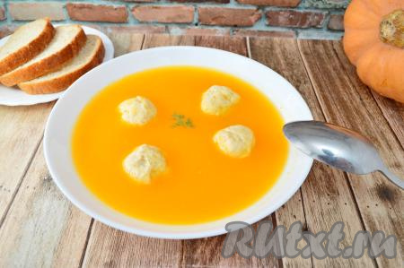Нежный, бархатистый тыквенный суп-пюре с фрикадельками разлить по тарелкам и подать к столу. Всем советую приготовить это яркое блюдо и насладиться его приятным вкусом!