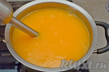 Снять кастрюлю с огня. Пюрировать тыквенный суп погружным блендером до однородности.