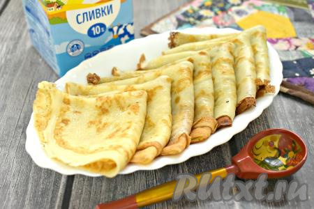 Блины, замешанные на  сливках жирностью 10%, получились мягкими, вкусными, в меру сладкими, при подаче их можно дополнить сгущённым молоком или сметаной.