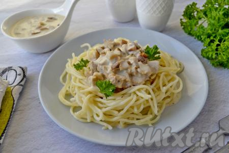Нежный, ароматный и очень вкусный соус, приготовленный из лесных грибов со сливками, станет отличным дополнением к мясу, птице или различным гарнирам. В этот раз я подала спагетти с грибным соусом. Получилось очень вкусное и сытное блюдо.